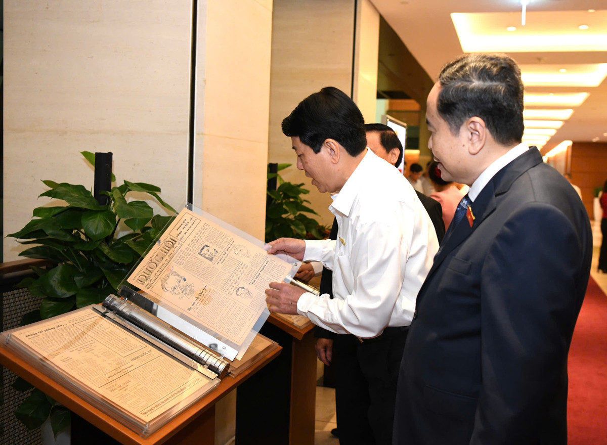 Chu tich nuoc va Chu tich Quoc hoi tham quan trien lam Nhat bao Quoc hoi-Hinh-2