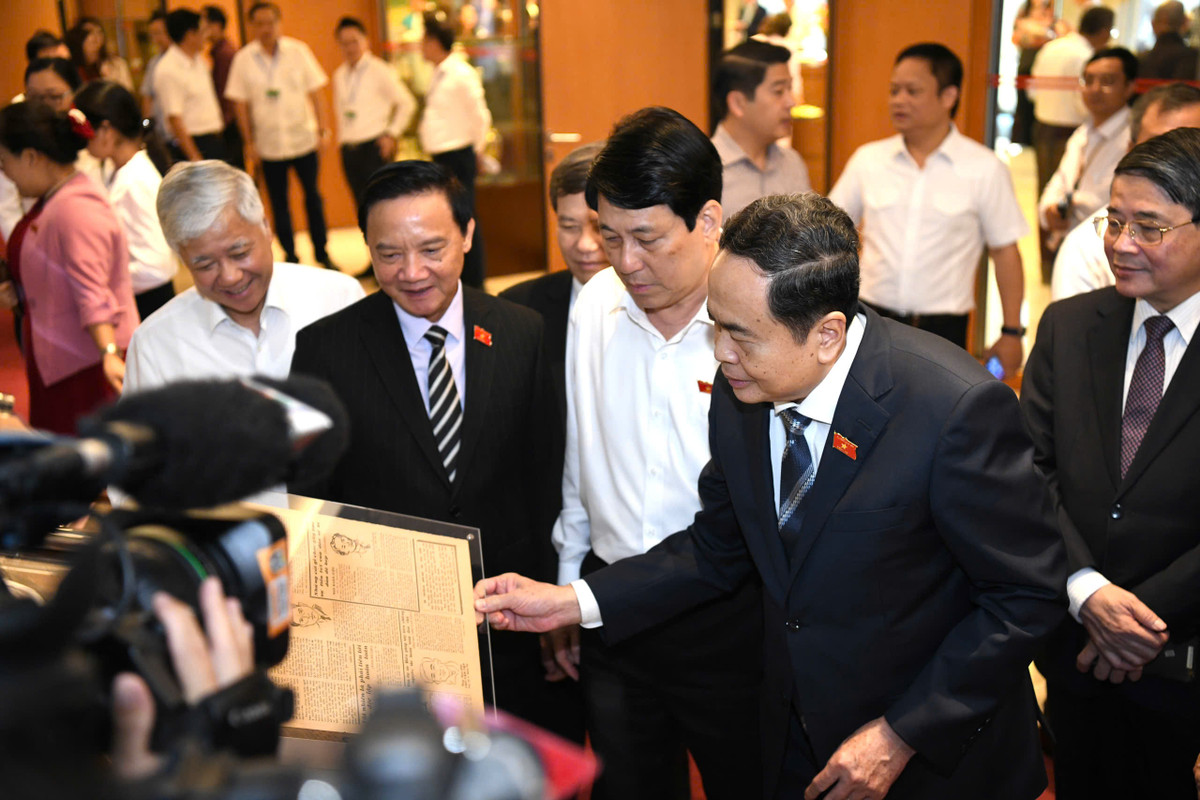 Chu tich nuoc va Chu tich Quoc hoi tham quan trien lam Nhat bao Quoc hoi