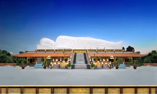 Chùa Hội Khánh (Bình Dương) là nơi đặt pho tượng Phật nằm dài nhất Việt Nam, với kích thước dài 52m, cao 12m và nằm cách mặt đất 24m. Tượng Phật còn nổi tiếng quốc tế bởi được công nhận kỷ lục về tượng Phật nhập niết bàn nằm trên mái dài nhất châu Á.