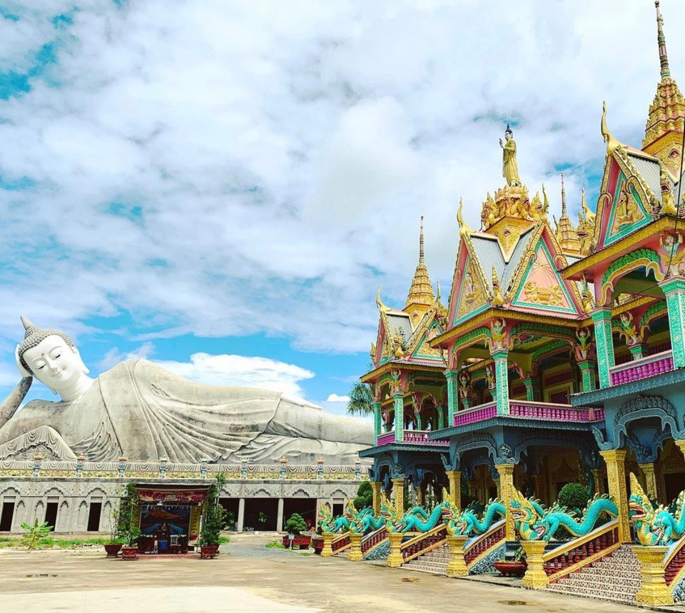 Trong khuôn viên chùa Bôtum Vong Sa Som Rong (người dân địa phương gọi là chùa Som Rong, tọa lạc phường 5, TP Sóc Trăng) có tượng Phật Thích Ca nhập niết bàn uy nghiêm phúc hậu ở ngoài trời. Tượng có kích thước dài 63m, cao 22,5m, nặng 490 tấn.