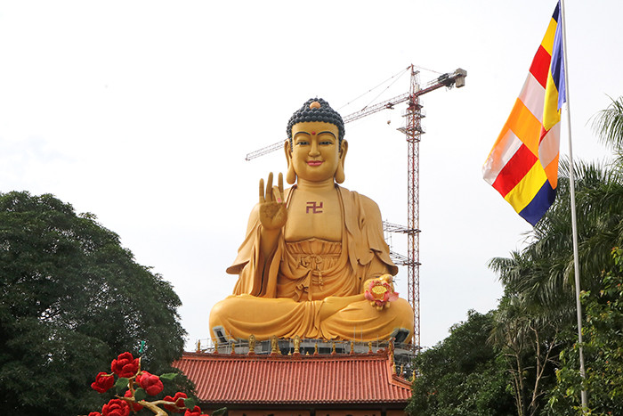 Với chiều cao lên tới 72m, đại Phật tượng tại chùa Khai Nguyên (xã Sơn Đông, Sơn Tây, Hà Nội) được xem là đại tượng quy mô lớn nhất Đông Nam Á từ trước đến nay. Tượng được khởi công từ năm 2015 với kiến trúc độc đáo gồm mỗi bên mắt dài 2m30, kim khẩu (miệng) rộng 3m30, tai dài hơn 8m…