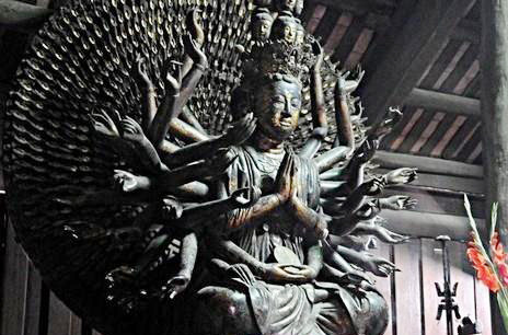 Bức tượng Bồ tát Quan Thế Âm thiên thủ thiên nhãn (nghìn mắt nghìn tay) bằng gỗ lớn nhất Việt Nam ở chùa Bút Tháp, Bắc Ninh. Bức tượng cao 2,35 m, gồm 11 đầu, 42 cánh tay lớn và hơn 900 cánh tay nhỏ.