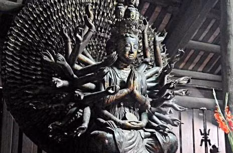 Bức tượng Bồ tát Quan Thế Âm thiên thủ thiên nhãn (nghìn mắt nghìn tay) bằng gỗ lớn nhất Việt Nam ở chùa Bút Tháp, Bắc Ninh. Bức tượng cao 2,35 m, gồm 11 đầu, 42 cánh tay lớn và hơn 900 cánh tay nhỏ.