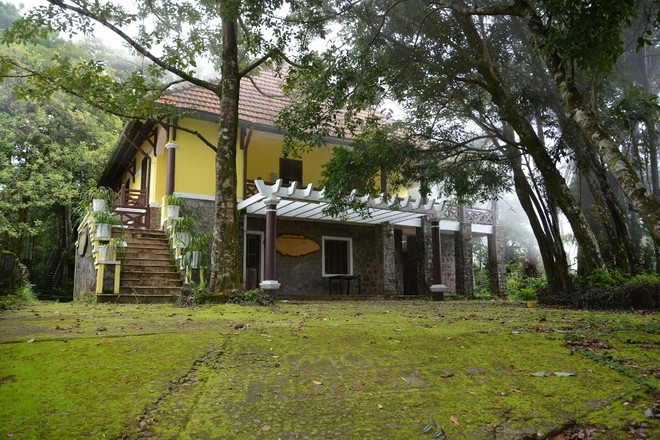 Ngày nay, đến VQG Bạch Mãy chúng ta vẫn còn thấy các mảnh tường đổ nát được xây bằng đá Granit dọc theo các tuyến đường mòn, dấu tích của một thời vàng son và nổi tiếng được ví như Sapa, Tam Đảo, Đà Lạt của miền Trung.