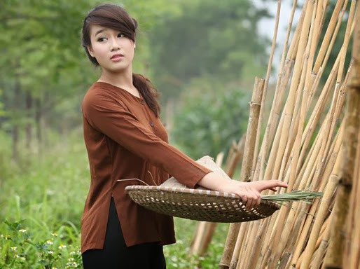 Bài thơ Chân quê đã được nhạc sĩ Trung Đức phổ nhạc thành một bài hát cùng tên. Còn nhạc sĩ Song Ngọc đã phổ nhạc thành bài hát Hương đồng gió nội.