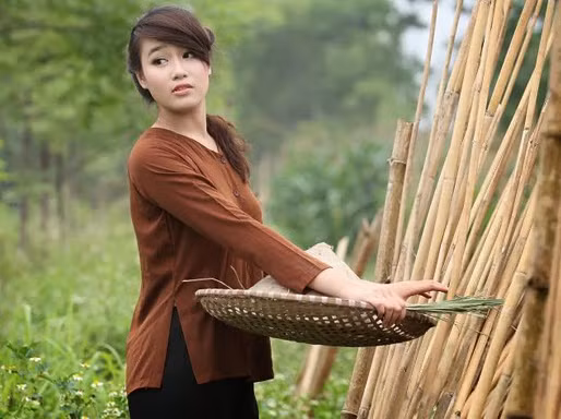 Bài thơ Chân quê đã được nhạc sĩ Trung Đức phổ nhạc thành một bài hát cùng tên. Còn nhạc sĩ Song Ngọc đã phổ nhạc thành bài hát Hương đồng gió nội.