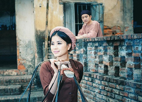 Chỉ sau một buổi đi tỉnh về cô gái đã biến thành một người khác, một cô gái tân thời với khăn nhung, quần lĩnh, áo cài khuy bấm.