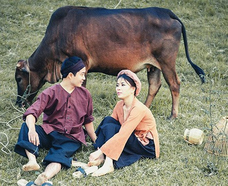 Đặc biệt là sự thay đổi trong nội tâm của cô gái. Chỉ với từ rộn ràng trong câu "Khăn nhung quần lĩnh rộn ràng" nhà thơ đã thể hiện được sâu sắc điều đó. Rộn ràng cho ta cảm giác các cô gái đang thích thú, hớn hở với trang phục mới của mình.