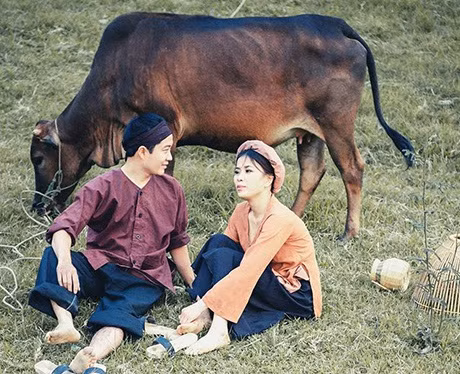 Đặc biệt là sự thay đổi trong nội tâm của cô gái. Chỉ với từ rộn ràng trong câu "Khăn nhung quần lĩnh rộn ràng" nhà thơ đã thể hiện được sâu sắc điều đó. Rộn ràng cho ta cảm giác các cô gái đang thích thú, hớn hở với trang phục mới của mình.