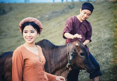 Sau này, từ chân quê được sử dụng khá phổ biến để miêu tả những người có tính cách và vẻ ngoài bình dị, hiền lành, thật thà, chất phác như những người dân ở vùng quê, vùng nông thôn.