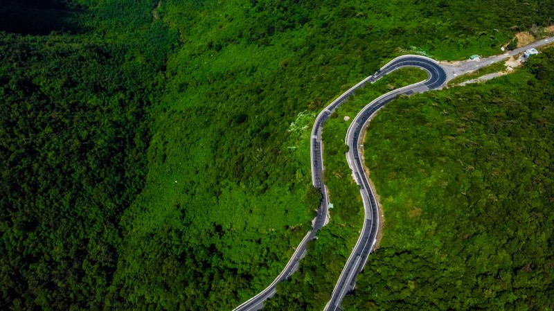 Đèo Hải Vân nổi tiếng bởi cung đường chênh vênh, nhiều khúc khuỷu, có lúc cong mình uốn lượn ôm theo triền núi. Đôi khi nó lại bất ngờ rẽ ngoặt, tạo ra những đường zigzag lạ mắt.