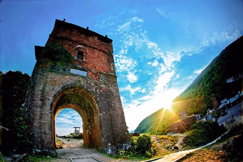 Đứng trên Hải Vân Quan, bạn sẽ chiêm ngưỡng được toàn cảnh đèo Hải Vân mây trắng phủ mờ với những cung đường vô cùng ngoạn mục, đồi núi trải thảm xanh trùng điệp, trời cao và biển xanh như hòa làm một. Và đừng quên chụp những bức ảnh đẹp nhất về Hải Vân.