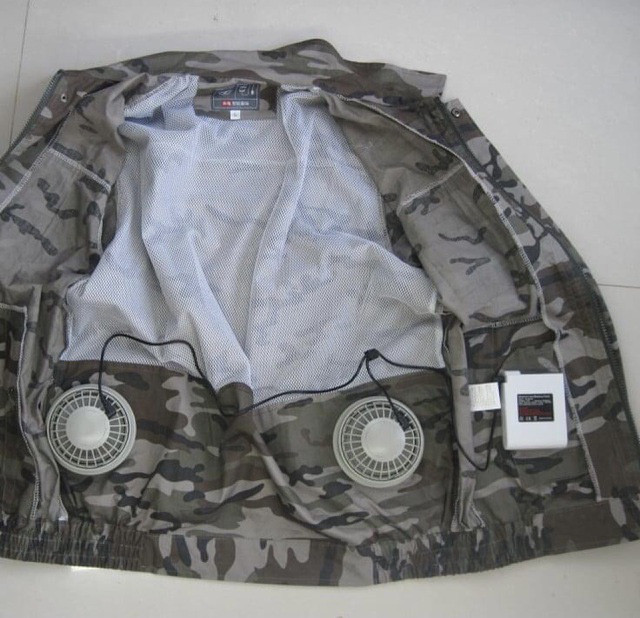 Hai chiếc quạt được gắn ở hai bên hông áo có chức năng bơm không khí từ ngoài vào trong thân áo, sau đó thoát ra ngoài qua đường cổ áo và ống tay. Theo quảng cáo về áo chống nắng điều hòa, mỗi giây đồng hồ có khoảng 20 lít không khí giữa hai lớp vải được rút ra và hút vào.