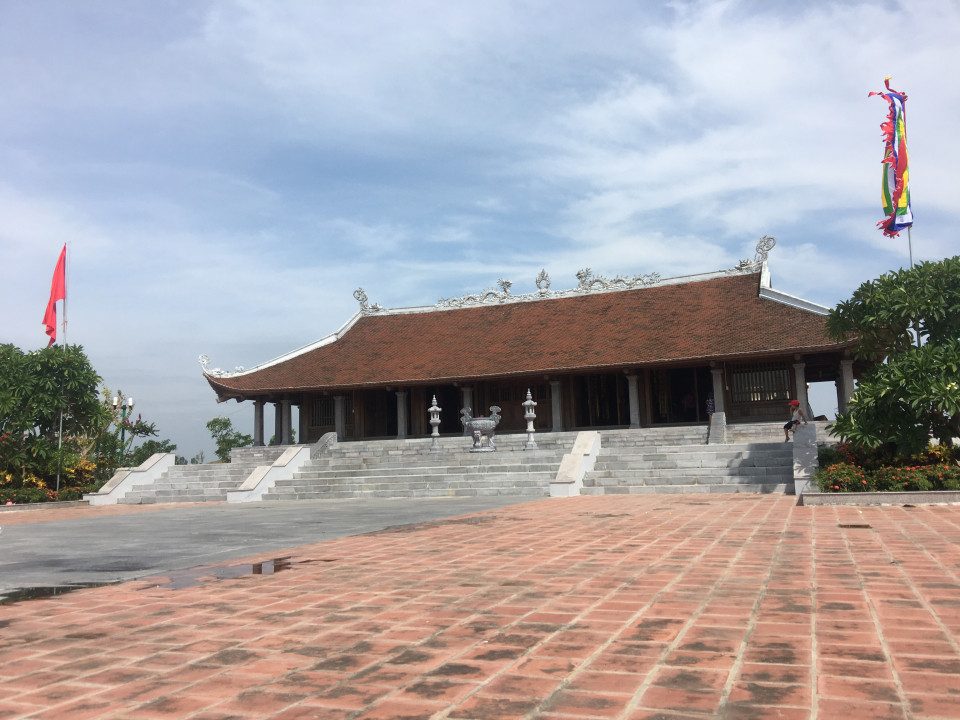 Ngày nay, tên của Lê Quý Đôn được đặt cho nhiều đường phố, trường học khắp cả nước. Tại quê hương ông còn có Khu lưu niệm danh nhân văn hóa Lê Quý Đôn được công nhận là Khu di tích lịch sử văn hóa quốc gia. (Ảnh: Đền thờ Lê Quý Đơn).