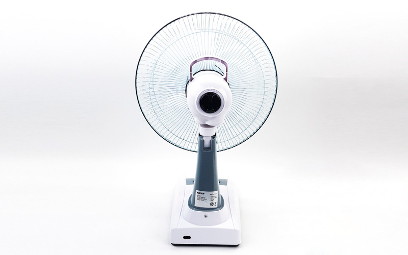 Chọn loại có trang bị tính năng tự động ngắt sạc khi pin đầy hoặc có đèn báo khi đã nạp đủ điện vào ắc quy. Cách này giúp bạn dễ dàng theo dõi khi sạc đầy. 