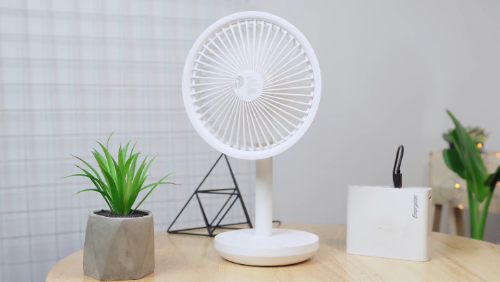 Không sử dụng quạt trong lúc sạc: Trong lúc sạc bạn không nên sử dụng, bởi lượng điện vừa tích trữ vào ắc quy lại bị tiêu thụ ngay lập tức. Điều này khiến cho tuổi thọ ắc quy giảm nhanh, từ đó gây chai pin. 