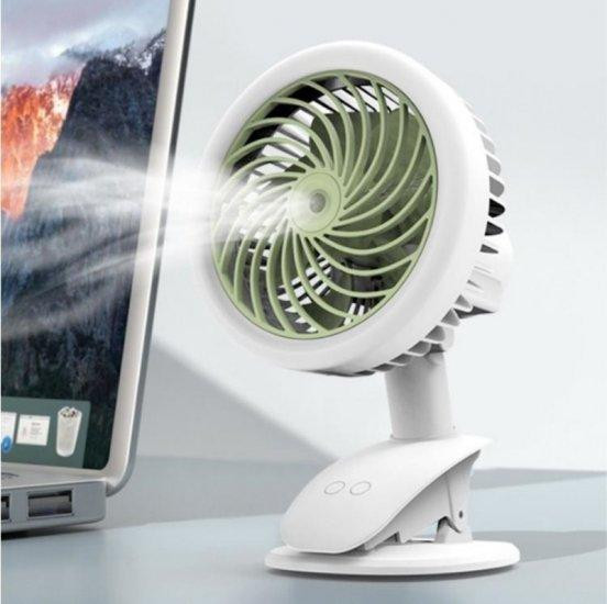 Cấu tạo của quạt tích điện nhìn chung cũng khá giống các loại quạt điện thông thường, nhưng được trang bị thêm bộ ắc quy để lưu điện. Quạt thường có 2 mức tốc độ quay là mức cao và thấp để người dùng tùy chỉnh theo nhu cầu làm mát cần thiết. 