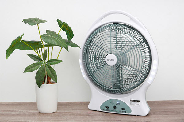 Không nên chọn loại có quá nhiều chức năng: Bạn nên hạn chế chọn các loại quạt tích điện đa chức năng có trang bị thêm các loại đèn, nhạc báo hay đồng hồ... Vì các tính năng này tiêu thụ nguồn điện từ ắc quy lớn, dễ làm cho ắc quy nhanh hư hơn.