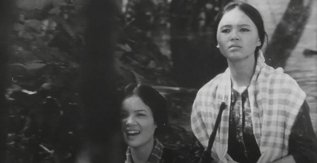 Cuộc đời vừa nuôi con vừa đánh giặc của nữ anh hùng Nguyễn Thị Út- Út Tịch đã được nhà văn Nguyễn Thi thể hiện một cách trung thực nhưng đầy tính sáng tạo trong quyển truyện ký Người mẹ cầm súng. (Ảnh: Phim Mẹ vắng nhà).