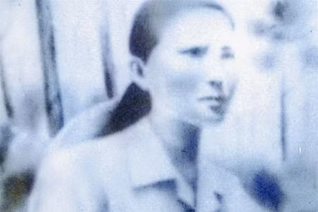 Năm 1950, Út Tịch kết hôn với một chiến sĩ công an xung. Từ đó, chồng trực tiếp cầm súng, vợ vừa làm ruộng nuôi 5 đứa con lần lượt ra đời, vừa làm công tác trinh sát, theo dõi tình hình hoạt động của địch.