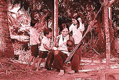 Thông qua vai trò của văn học, nữ anh hùng Út Tịch từ làng quê Tam Ngãi vươn mình trở thành biểu tượng điển hình rực rỡ của người phụ nữ miền Nam đánh Mỹ với câu nói nổi tiếng “Còn cái lai quần cũng đánh”. (Ảnh: Phim Mẹ vắng nhà).