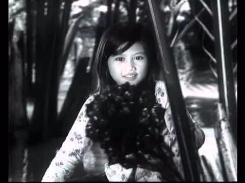 Các con chị cho biết, mới đọc mấy trang đầu mà tim đã quặn thắt lại. Sau đó, các con bà đều thuộc lòng truyện và coi đấy là cách để nhớ về má Út. (Ảnh: Phim Mẹ vắng nhà)