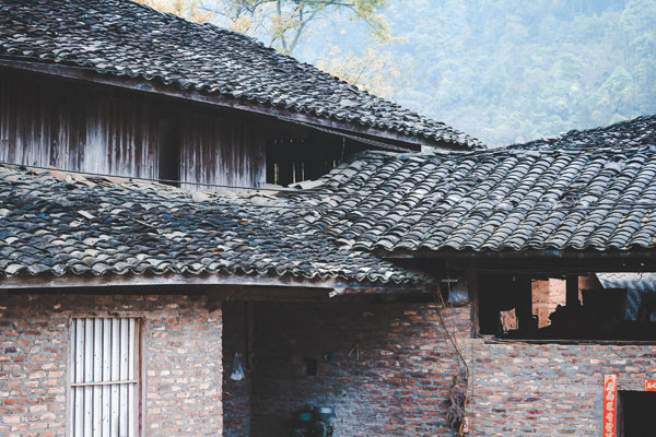 Nét độc đáo trong kiến trúc những ngôi nhà cổ của người Mông ở Pha Long chính là được xây dựng theo một khuôn mẫu với ba gian hai cửa (gồm một cửa chính, một cửa phụ và tối thiểu là hai cửa sổ). Nhiều ngôi nhà cổ ở Pha Long hiện nay được xây dựng cách đây hơn nửa thế kỷ.