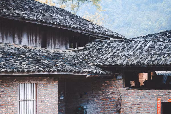 Nét độc đáo trong kiến trúc những ngôi nhà cổ của người Mông ở Pha Long chính là được xây dựng theo một khuôn mẫu với ba gian hai cửa (gồm một cửa chính, một cửa phụ và tối thiểu là hai cửa sổ). Nhiều ngôi nhà cổ ở Pha Long hiện nay được xây dựng cách đây hơn nửa thế kỷ.