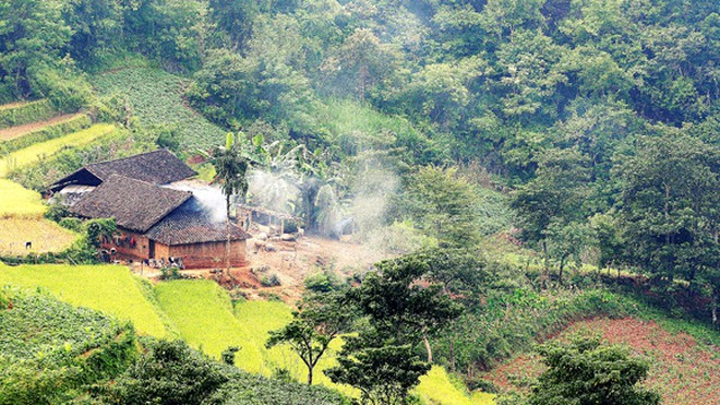 Pha Long mang lại cảm giác riêng nhờ sự cổ kính và bình yên từ những ngôi nhà cổ của đồng bào Mông.