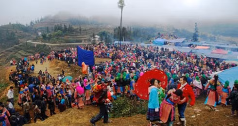 Pha Long còn nổi tiếng với hội Gầu Tào (chữ Mông là Grâuk taox). Đây là “đặc sản” văn hóa tinh thần từ ngàn đời của người Mông nơi đây. 