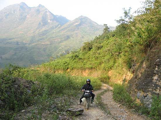Ngày nay tuy đã được tu sửa và rải nhựa giúp việc đi lại thuận tiện hơn vài năm trước nhưng bất kể ai đi qua đều vẫn phải hết sức thận trọng bởi đường đi hẹp và những con dốc thì cứ ngày một cao hơn.