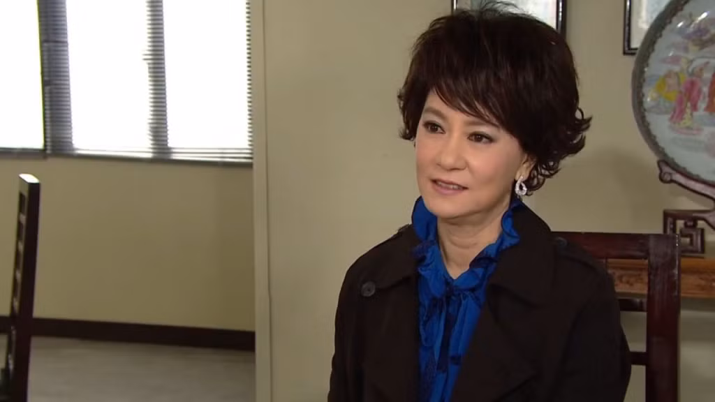 Miêu Khả Tú cho biết bà thường nhận được câu hỏi có phải ở vậy vì Lý Tiểu Long. Nhưng bà chỉ cười và cho biết: Tôi theo đuổi cuộc sống tự do, không ràng buộc.