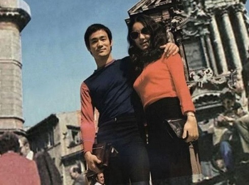 Miêu Khả Tú sinh năm 1952. Cùng là đồng hương lập nghiệp trên đất khách nên Miêu Khả Tú và Lý Tiểu Long gắn bó với nhau hơn so với những đồng nghiệp khác.