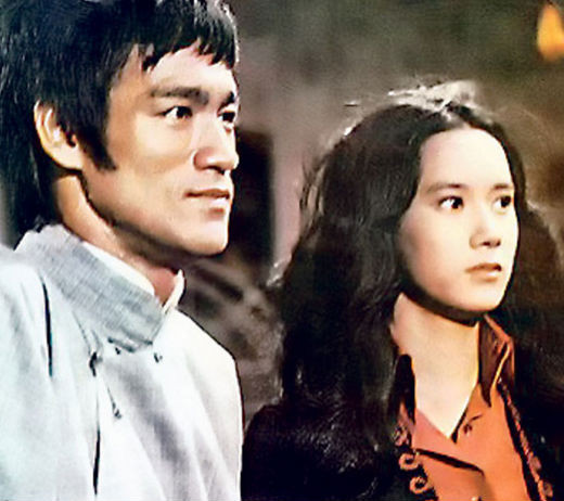 Miêu Khả Tú chia sẻ thêm: Tôi nghĩ đó là sự sắp đặt của ông trời. Tôi không cố tình tìm đàn ông có vợ. Tôi từng cố gắng kiềm chế cảm xúc bản thân nhưng không thể. Chúng tôi từng có khoảng thời gian vui vẻ bên nhau.