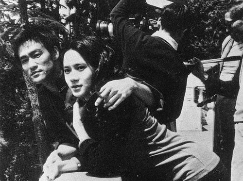 Bà tiết lộ thêm mỗi lần có dịp đến Seattle (Mỹ), bà thường đến mộ Lý Tiểu Long thăm lại cố nhân. 