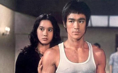  Được biết, khi Lý Tiểu Long đột ngột qua đời, bà thực sự bị sốc, cảm thấy như mất đi một nửa linh hồn, nhiều đêm liền mơ thấy Lý Tiểu Long đứng bên cạnh giường nhìn mình.