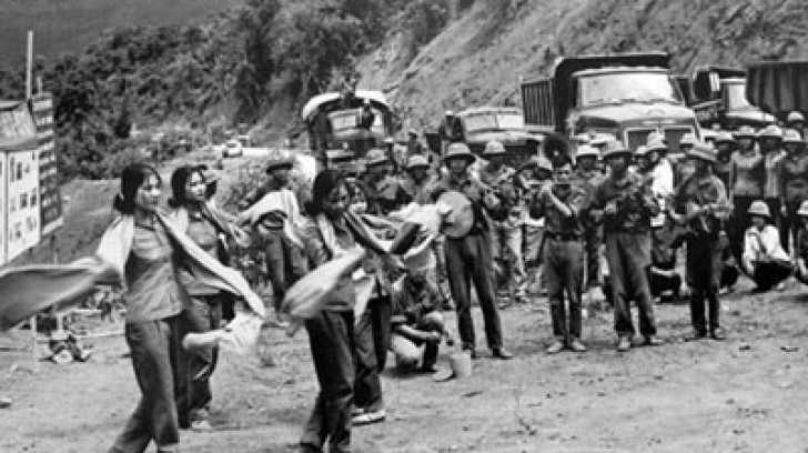 “Nỗi nhớ của anh ấy lây lan sang cả tôi, sang cả người lái xe. Mãi đến khi trời mưa, cái gạt nước phía trước mặt đã giúp tôi viết hai dòng đầu tiên: Anh lên xe trời đổ cơn mưa/ Cái gạt nước xua đi nỗi nhớ”.