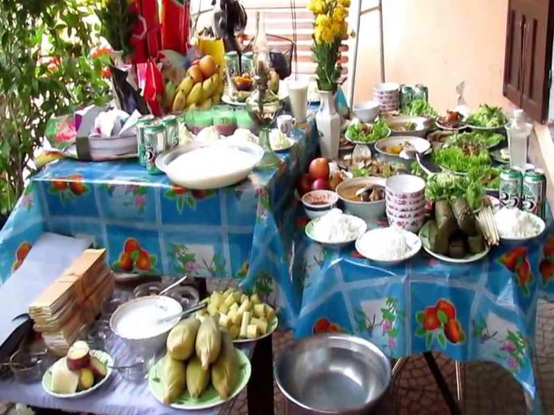 Người dân ở các vùng này thường bảo nhau giàu làm kép, hẹp làm đơn nhưng một mâm cúng đất thường có ba bàn gồm: bàn thượng, bàn trung và bàn hạ. Một số nơi làm hai bàn.