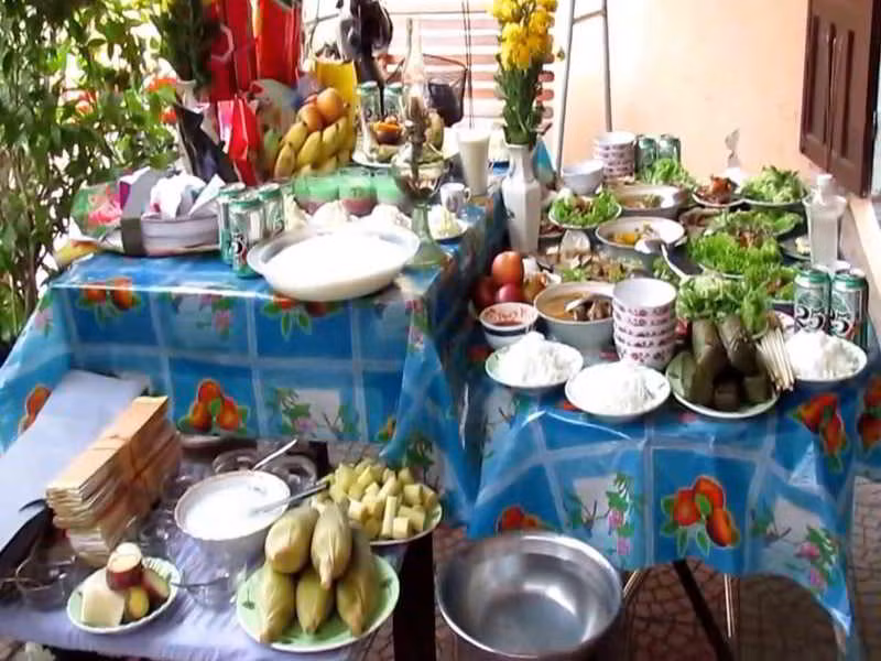 Người dân ở các vùng này thường bảo nhau giàu làm kép, hẹp làm đơn nhưng một mâm cúng đất thường có ba bàn gồm: bàn thượng, bàn trung và bàn hạ. Một số nơi làm hai bàn.