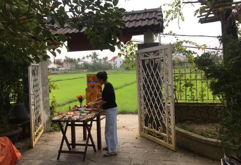 Các bàn đặt trước nhà, gia chủ đứng từ trong nhà lạy ra. Danh sách dâng cúng và khấn vái gồm đất nhà cửa của gia chủ cho đến thần suối, thần giếng và tổ tiên làng xã, gia tộc. Đặc biệt là dâng cúng những cô hồn người Chăm từng cư trú, những oan hồn không ai thờ tự…