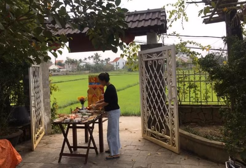 Các bàn đặt trước nhà, gia chủ đứng từ trong nhà lạy ra. Danh sách dâng cúng và khấn vái gồm đất nhà cửa của gia chủ cho đến thần suối, thần giếng và tổ tiên làng xã, gia tộc. Đặc biệt là dâng cúng những cô hồn người Chăm từng cư trú, những oan hồn không ai thờ tự…