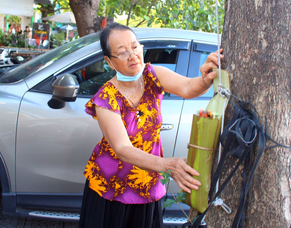 Khi lễ cúng gần xong, gia chủ lấy một ít đồ cúng như như xôi, chuối, càng cua, trứng gà, khoai lang, bánh tráng nướng... vào cái bẹ chuối gập nhỏ (người dân gọi là “xà lét”) rồi mang ra treo ở gốc cây góc vườn hoặc gần nhà.