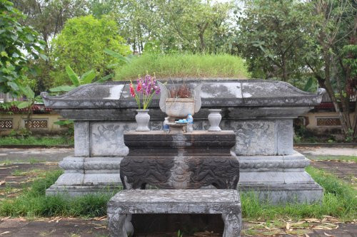 Lê Văn Hưu mất năm Nhâm Tuất (1322), thọ 92 tuổi, táng ở cánh đồng xứ Mả Giòm (thuộc địa phận xã Thiệu Trung, huyện Thiệu Hóa, tỉnh Thanh Hóa). Hiện nay quần thể lăng mộ và đền thờ Lê Văn Hưu vẫn còn ở đây.