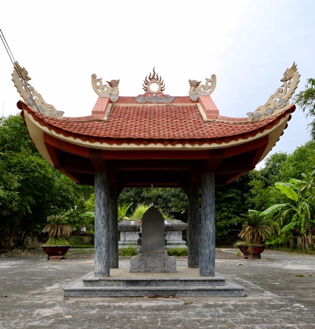 Sau này nhà sử học Ngô Sĩ Liên viết: "Văn Hưu là người chép sử giỏi đời Trần, Phu Tiên là bậc cổ lão của thánh triều ta, đều vâng chiếu biên soạn lịch sử nước nhà, tìm khắp các tài liệu còn sót lại, tập hợp thành sách để cho người xem đời sau không có gì phải tiếc nữa". (Ảnh: Đền thờ Lê Văn Hưu).