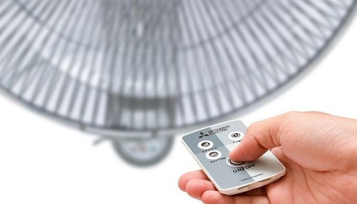 Hạn chế phát thải nhiệt: Các đồ điện tử khi sử dụng sẽ thải ra một lượng nhiệt nhất định từ đó làm tăng nhiệt độ phòng. Vì vậy, cần hợp lý hóa việc sử dụng các thiết bị điện tử. Ví dụ, khi ra khỏi nhà bạn nên tắt quạt, tắt điều hòa; không bật ấm đun nước, bàn là trong phòng có điều hòa.