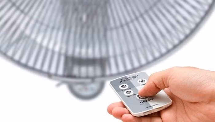 Hạn chế phát thải nhiệt: Các đồ điện tử khi sử dụng sẽ thải ra một lượng nhiệt nhất định từ đó làm tăng nhiệt độ phòng. Vì vậy, cần hợp lý hóa việc sử dụng các thiết bị điện tử. Ví dụ, khi ra khỏi nhà bạn nên tắt quạt, tắt điều hòa; không bật ấm đun nước, bàn là trong phòng có điều hòa.