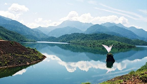 Năm 1925, dưới thời Pháp thuộc, để bảo vệ loài Gà lôi lam mào trắng (Lophura edwardsi), chính quyền sở tại đã xây dựng và đệ trình lên Bộ Thuộc địa Pháp một dự án thành lập vườn quốc gia rộng 50.000ha.