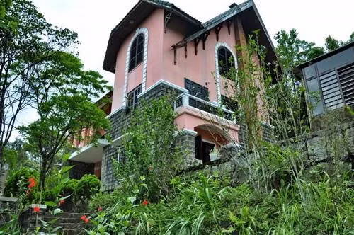 Năm 1932, Bạch Mã được phát hiện và đệ trình xây dựng khu nghỉ mát bởi ông M.Girard, kỹ sư trưởng ngành cầu đường, chính quyền Pháp thuộc.