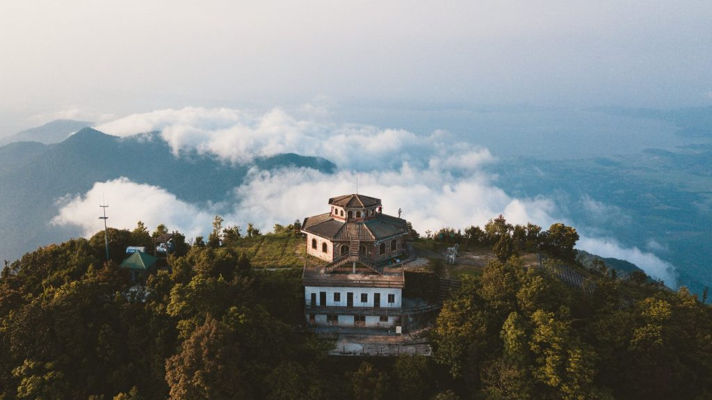 Năm 1942, khu nghỉ mát từ đai cao 1.200m đến đỉnh Bạch Mã được xây dựng hoàn chỉnh với một quần thể gần 139 biệt thự, chợ, bưu điện, nhà hàng tạp hóa và một tuyến đường ô tô nhỏ 19km...