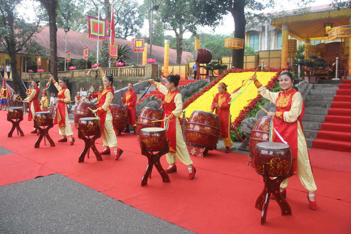 Năm Mậu Thìn 1028, sức khỏe nhà vua không được tốt. Vua băng ở điện Long An vào ngày Mậu Tuất, tháng Ba (tức ngày 3/3/1028), ở ngôi 19 năm, hưởng thọ 55 tuổi. (Ảnh: Lễ dâng hương tưởng nhớ đức vua Lý Thái Tổ).